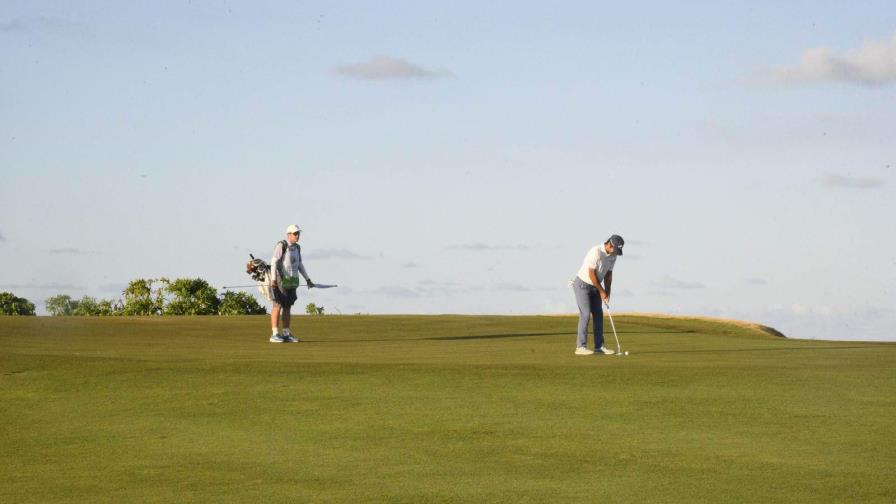 ¿Qué hace un caddie en el torneo PGA de Corales?