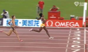 Momento en que Marileidy Paulino se impone en el arranque de la Liga Diamante