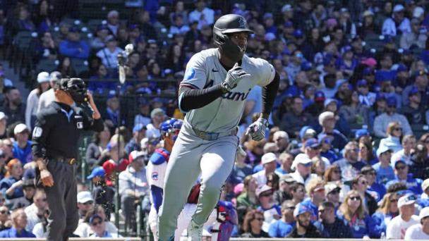Jesús Sánchez conecta un largo cuadrangular en el triunfo de los Marlins sobre Cachorros, 6-3