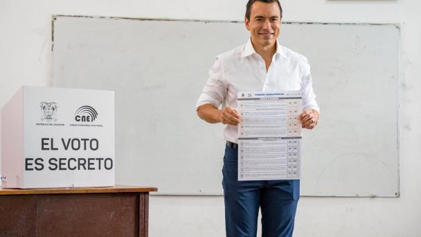 Con el 10 % escrutado, Noboa gana nueve de las once preguntas de su plebiscito en Ecuador