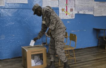 Cierra votación en consulta popular que busca endurecer lucha contra el crimen en Ecuador