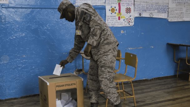 Cierra votación en consulta popular que busca endurecer lucha contra el crimen en Ecuador