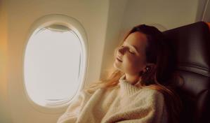 Expertos revelan el mejor asiento y fila para dormir en un avión