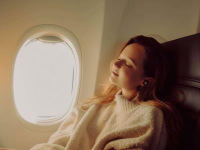Los expertos revelan el mejor asiento y fila para dormir en un avión