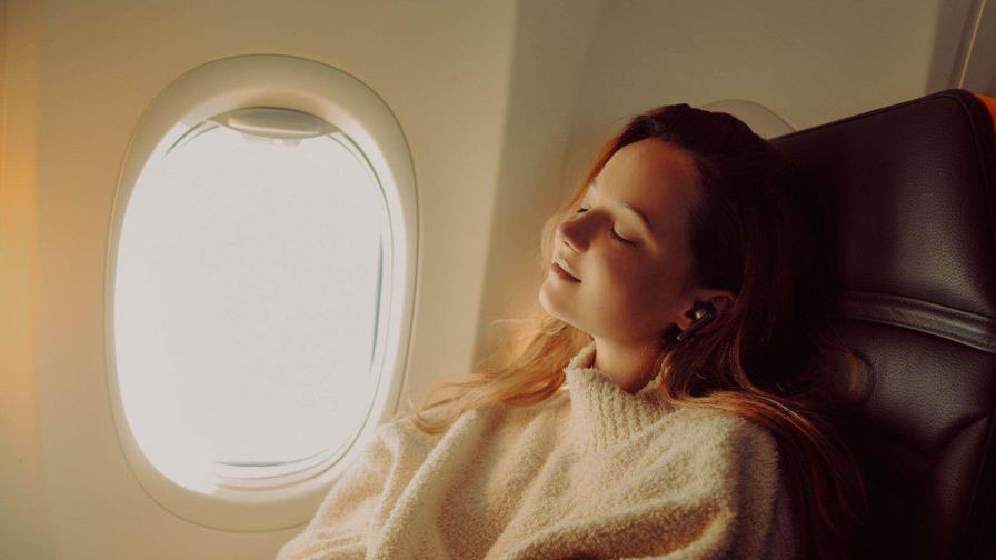 Expertos revelan el mejor asiento y fila para dormir en un avión