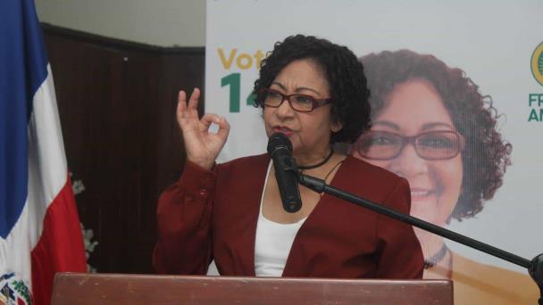 Maestros universitarios ofrecen apoyo a la candidata presidencial María Teresa Cabrera