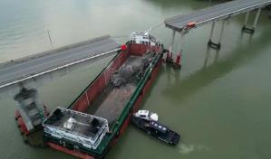 Cuatro desaparecidos tras la colisión de un barco con un puente en el sur de China