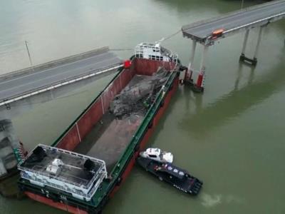 Cuatro desaparecidos tras colisión de barco con un puente en China