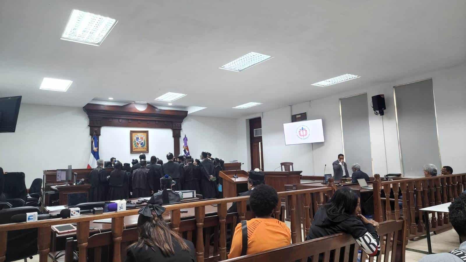 Las juezas mientras hablan con las partes involucradas en el juicio Antipulpo. 
