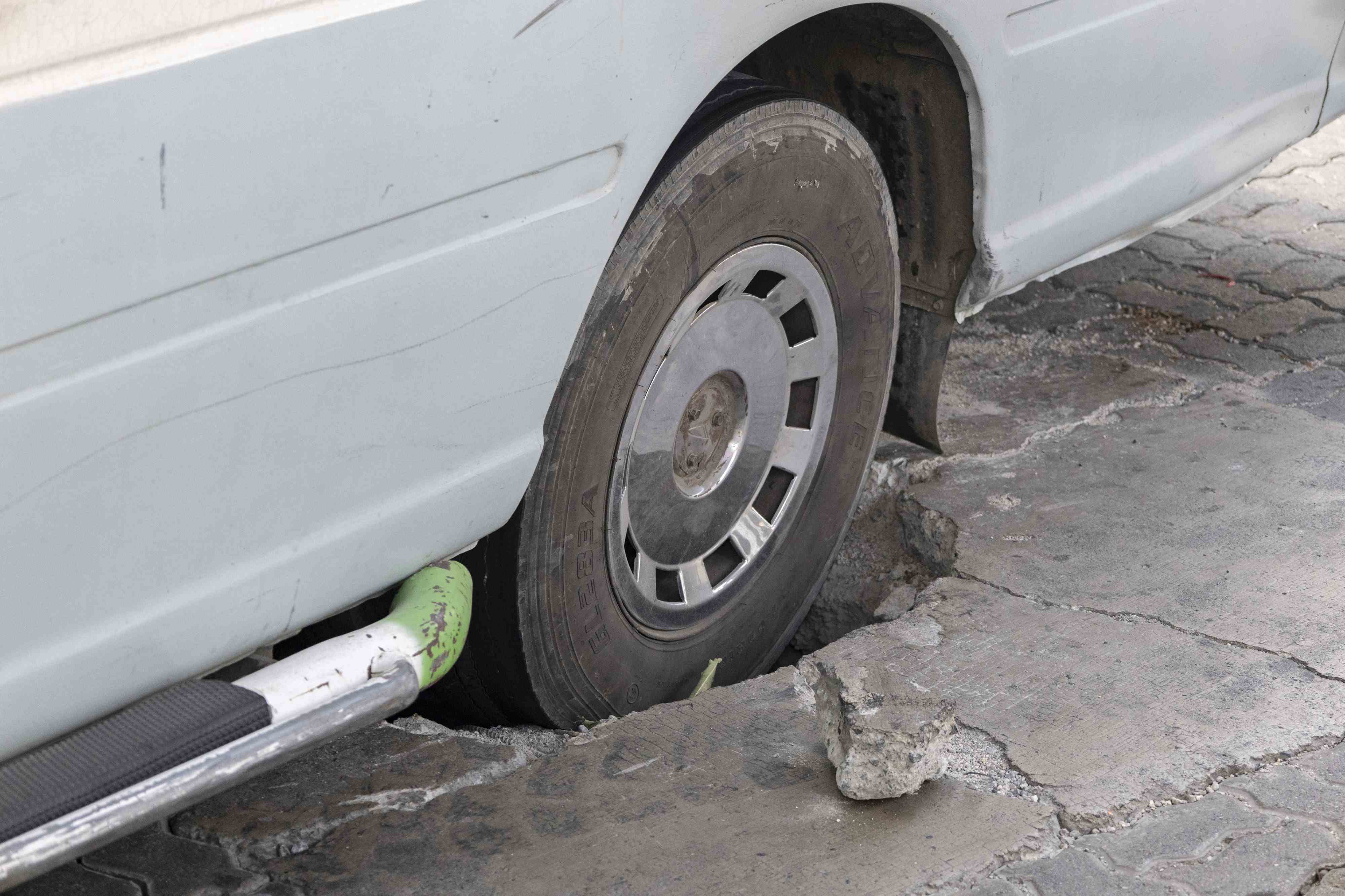 Un autobus se atascó en uno de los hoyos.