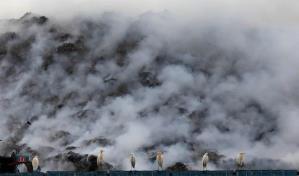 Un incendio en el vertedero m&aacute;s grande de Nueva Delhi asfixia a los residentes