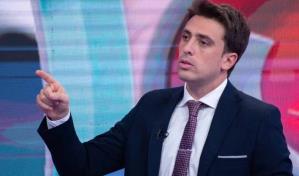 Presentador denuncia en televisión en vivo abuso sexual de su padre y de su tío