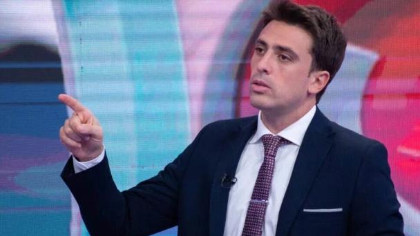 Presentador denuncia en televisión en vivo abuso sexual de su padre y de su tío