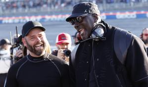 Michael Jordan se deleita con autos de velocidad en el campeonato NASCAR; es codueño de un equipo