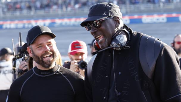 Michael Jordan se deleita con autos de velocidad en el campeonato NASCAR; es codueño de un equipo