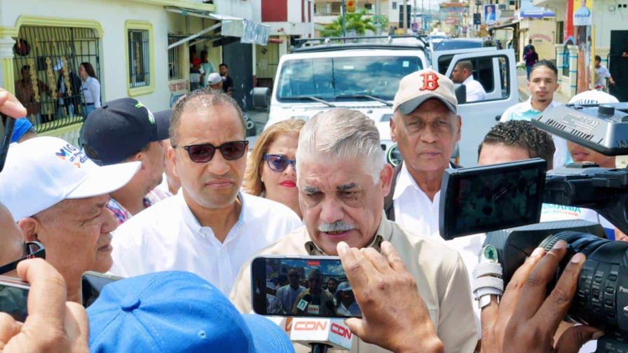 Miguel Vargas critica al gobierno durante recorridos en el interior