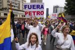 Miles de opositores protestan en Colombia contra el gobierno de Gustavo Petro Miles de opositores protestan en Colombia contra el gobierno de Gustavo Petro