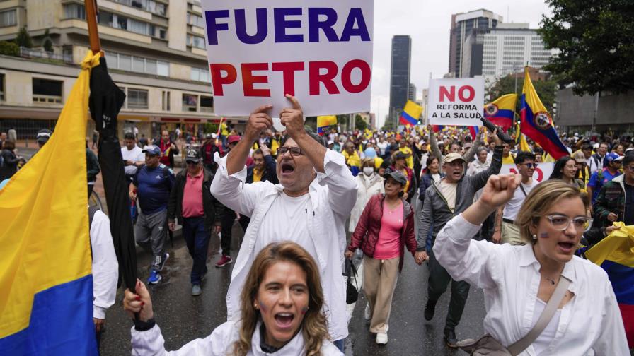 Miles de opositores protestan en Colombia contra el gobierno de Gustavo Petro