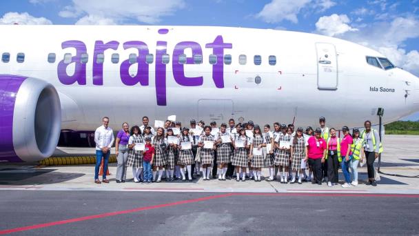 Arajet fomenta la aviación entre estudiantes con programa “Piloto por un día”