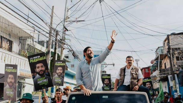 Robert Martínez formaliza inscripción como candidato a diputado ante la JCE