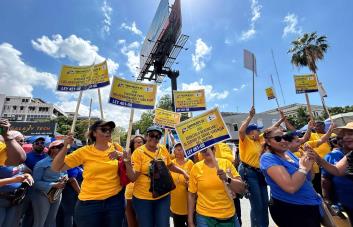 Maestros protestan frente al Ministerio de Educación al compás de la canción Casas de cartón