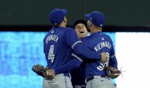 Bo Bichette pega triple de tres carreras y los Azulejos vencen a los Reales