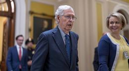 El republicano McConnell regresa al Senado tras una ausencia de tres meses por una ca&iacute;da