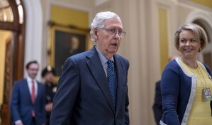 El republicano McConnell regresa al Senado tras una ausencia de tres meses por una caída