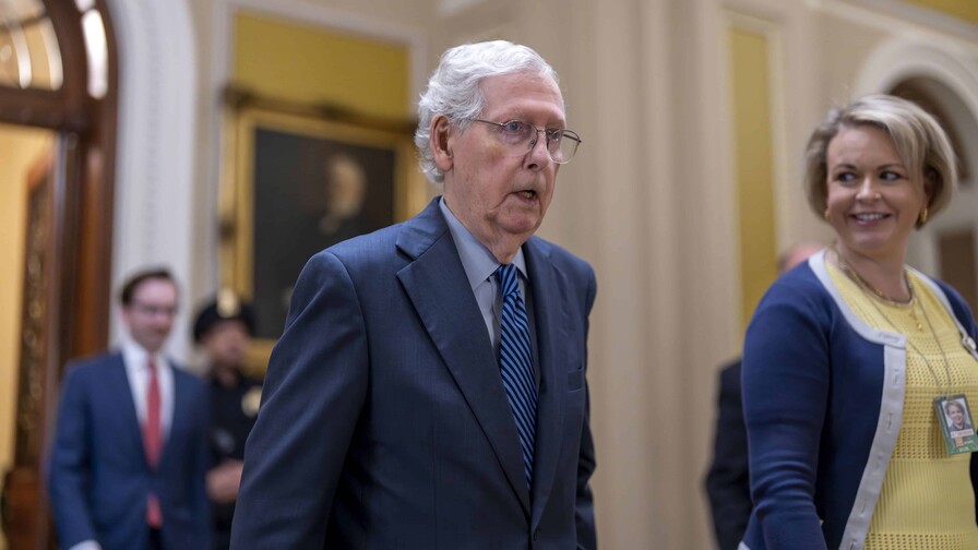 El republicano McConnell regresa al Senado tras una ausencia de tres meses por una caída