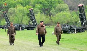 Líder de Corea del Norte supervisa simulacro de contraataque nuclear