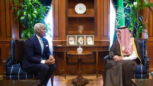 Embajador dominicano se reúne con el ministro de Estado de Asuntos Exteriores de Arabia Saudita