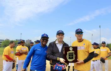 FDDNY inaugura 4to Clásico Mundial de Sóftbol y Béisbol dedicado a Ramón Tallaj Jr.