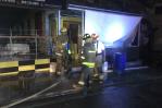 Incendio destruyó tres locales comerciales en Santiago