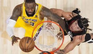 LeBron James critica en el centro de repetición de la NBA pidiendo llamadas