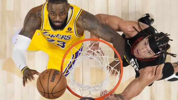 LeBron James critica en el centro de repetición de la NBA pidiendo llamadas