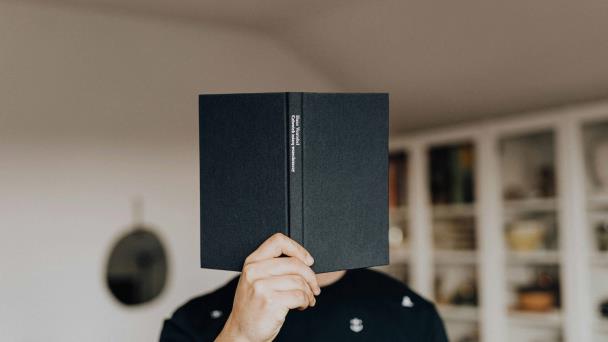 Siete beneficios terapéuticos de leer un libro