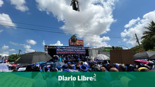 Profesores abandonan las aulas para protestar en sede del Minerd