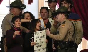 Legisladores de Tennessee aprueban proyecto que permite a profesores portar armas en escuelas
