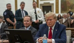 Exeditor sensacionalista testifica que retiró informaciones negativas sobre Trump