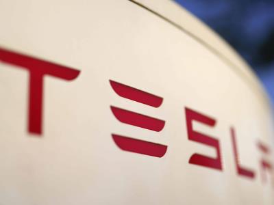 Utilidades de Tesla en 1er trimestre del año se desploman 55%