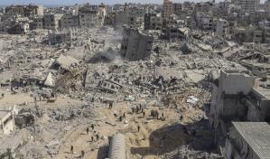 Palestinos lloran a las víctimas de bombardeos en Rafah, donde se teme una ofensiva terrestre israel