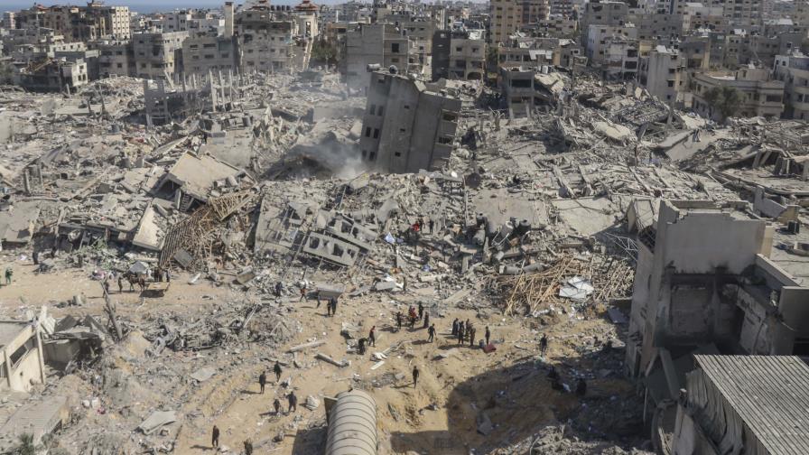 Palestinos lloran a las víctimas de bombardeos en Rafah, donde se teme una ofensiva terrestre israel