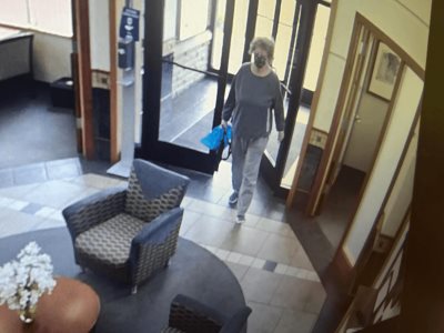 Mujer de 74 años enfrenta cargos por asaltar un banco