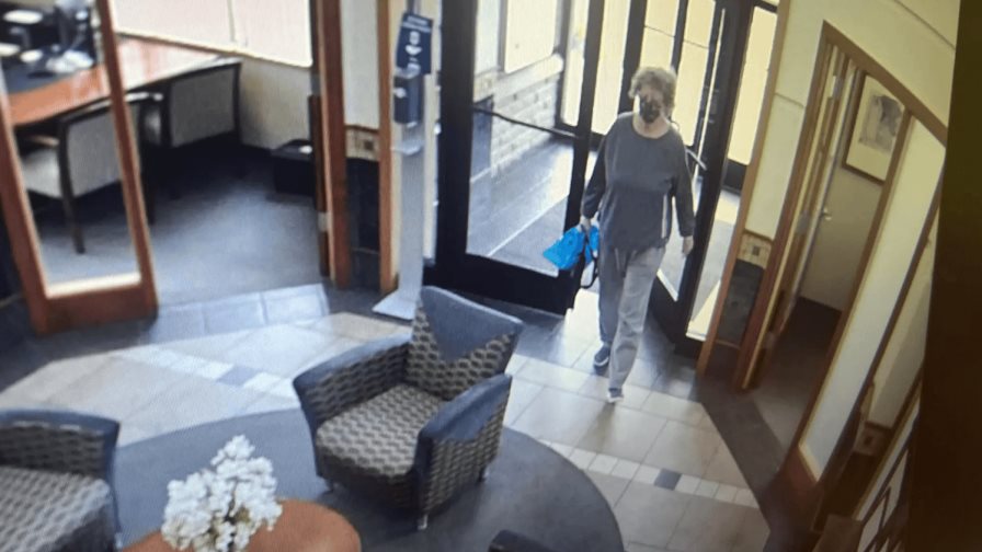 Mujer de 74 años enfrenta cargos por asaltar un banco en Ohio