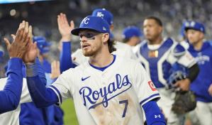 Con doble tras un costoso error de Azulejos, Witt gu&iacute;a a Reales a victoria sobre Toronto