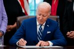 Biden firma la ayuda para Ucrania y anuncia que comenzará a llegar en las próximas horas