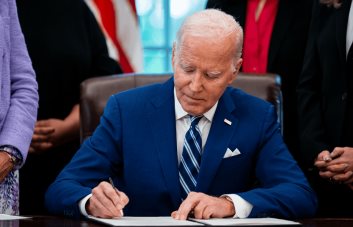 Biden firma la ayuda para Ucrania y anuncia que comenzará a llegar en las próximas horas