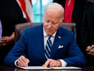Biden firma la ayuda para Ucrania y anuncia que comenzará a llegar