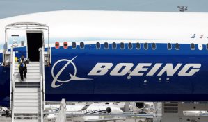 Resultados de Boeing golpeados por problemas de producción aunque supera expectativas