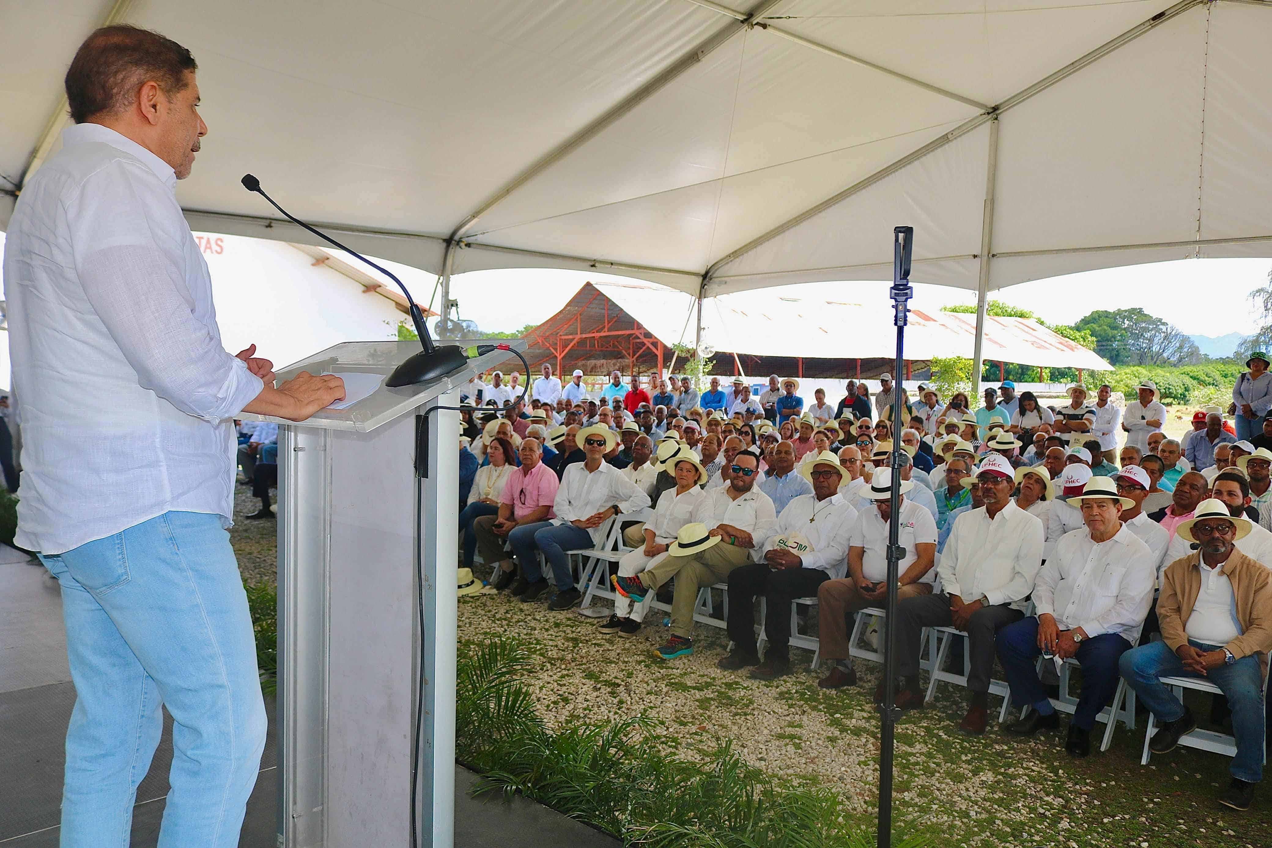 El ministro de Agricultura, Limber Cruz, realizó un día de campo con empresarios y productores del sector vinícola.